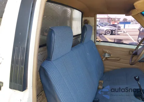 1987 Toyota Pickup Cab Chassis Rn75 z USA, uszkodzony, nr VIN JT5RN75T5H0016397